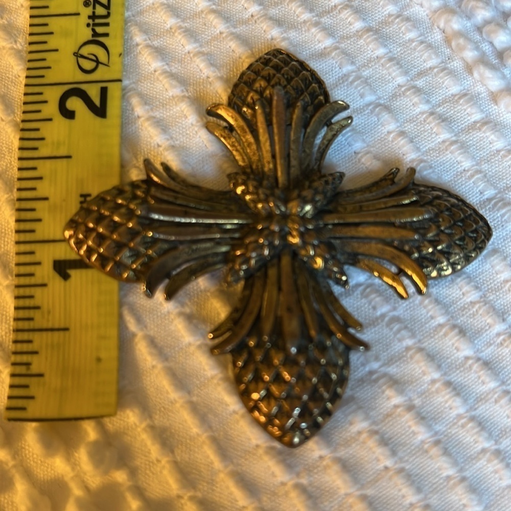 Vintage Trifari Maltese cross brooch pin. Brushed gold. Unsigned - Picture 4 of 4